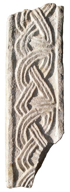 Pfostenfragment mit Flechtmuster, ehem. Klosterkirche St. Salvator, Herrenchiemsee, um 820. (Foto: Hermann Dannheimer. Archäologische Staatssammlung München)