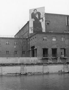 Das Plakat zur Ausstellung "Der ewige Jude" war im öffentlichen Raum der Stadt verteilt und in Form einer großen Schautafel an der Fassade des Ausstellungsgebäudes weithin sichtbar angebracht. Aufnahme vom November 1937 von Kurt Huhle. (Stadtarchiv München, DE-1992-FS-NS-00012)