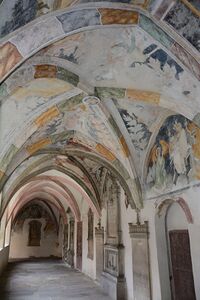 1973 unterstützte Bayern die Restaurierung des Kloster Neustifts bei Brixen. Hier zu sehen ist der Kreuzgang des Klosters mit Fresken von Michael Pacher (um 1435-1498). (Foto: Uoaei1 lizenziert durch CC BY-SA 3.0 Deed via Wikimedia Commons)