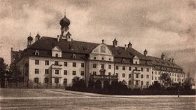 Das Heilig-Geist-Spital am Dom-Pedro-Platz 6 in München. 1208 wurde das Spital durch eine Stiftung Herzog Ludwigs I. (1173-1231) eingerichtet und von der selbständigen Bruderschaft vom Heiligen Geist geführt. (aus: Bayerischer Architekten- und Ingenieurverein [Hg.], München und seine Bauten, München 1912, 649)