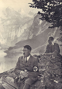 Hitler am Obersee bei Berchtesgaden. Foto von Heinrich Hoffmann (1885-1957). Abb. aus: Adolf Hitler. Bilder aus dem Leben des Führers, Altona 1936, 43. (Bayerische Staatsbibliothek, BA/4 L.sel.I 727)