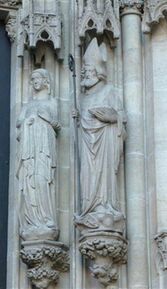 Bischof Ulrich mit Fisch. Darstellung vom Nordportal des Augsburger Dom um 1340. Es handelt sich um die älteste Darstellung Ulrichs mit dem Fischattribut. (Foto: Undine Fischer)