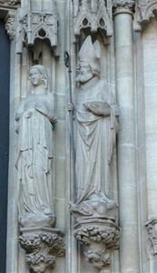 Bischof Ulrich mit Fisch. Darstellung vom Nordportal des Augsburger Dom um 1340. Es handelt sich um die älteste Darstellung Ulrichs mit dem Fischattribut. (Foto: Undine Fischer)