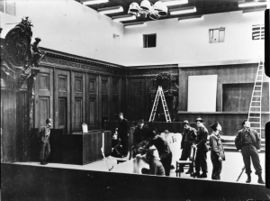 US-amerikanische Soldaten beim Umbau des Schwurgerichtssaals. (Bayerische Staatsbibliothek, Fotoarchiv Hoffmann)