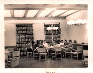 Im Gemeinschafts- und Aufenthaltsraum des Lebensborn-Heims Steinhöring trafen sich die Frauen, um die Abende gemeinsam zu verbringen. Foto 1942. (Lebensspuren e. V.)