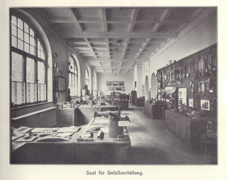 Datei:Saal Unfallverhuetung Bayerisches Arbeiter-Museum.jpg