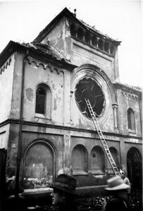 Die ausgebrannte Synagoge Ohel Jakob an der Herzog-Rudolf-Straße in München am 10. November 1938. Fotografie Heinrich Hoffmann (1885-1957). (Bayerische Staatsbibliothek, Bildarchiv hoff-22046)
