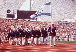 Die israelische Mannschaft zieht unter Applaus des Münchner Publikums bei der Eröffnungsfeier der Olympischen Spiele am 26. August 1972 ins Olympiastadion ein. (Sven Simon/Süddeutsche Zeitung Photo)