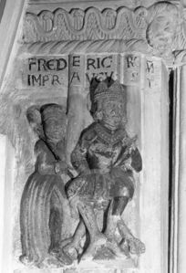 Darstellung Kaiser Friedrich Barbarossa (reg. 1152-1190), vor 1205, Relief im Portal des Doms zu Freising, romanische Majuskel. (Foto: Bayerische Akademie der Wissenschaften, Kommission für die Herausgabe der Deutschen Inschriften des Mittelalters und der frühen Neuzeit)