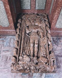 Grabmal für Herzog Albrecht II. von Straubing-Holland (reg. als Statthalter 1387-1397) im Chor der Karmelitenkirche in Straubing. In Auftrag gegeben von seinem Bruder Johann III. (reg. 1417-1425). Meister unbekannt. (Stadtarchiv Straubing, Allgemeine Fotosammlung)