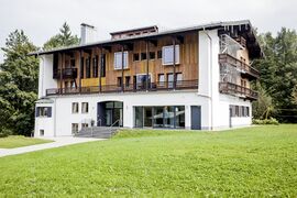 Das Haus "Untersberg" der Jugendherberge Berchtesgaden. (Aufnahme zur Verfügung gestellt vom Deutschen Jugendherbergswerk Landesverband Bayern e. V.)