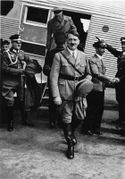 Adolf Hitler auf dem Flugplatz Berlin-Tempelhof beim Erntedankfest am 1. Oktober 1933. Zigarettensammelbild. (Bayerische Staatsbibliothek, Bildarchiv hoff-8468)