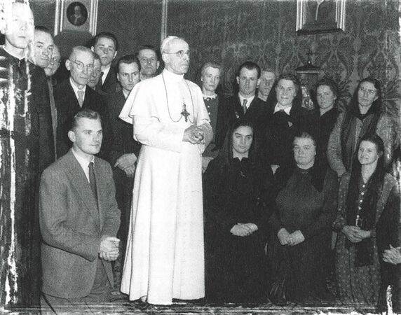 Eine Pilgergruppe versammelt sich um Papst Pius XII. (1856-1958) in Rom. (Archiv des Erzbistums München und Freising)