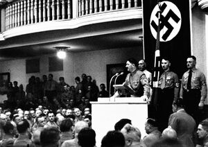 Hitler während einer Rede im Bürgerbräukeller in München zur Gedenkfeier am 8./9. November 1937. (Bayerische Staatsbibliothek, Bildarchiv hoff-31552)