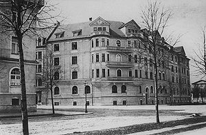 Adolf Hitler wohnte ab 1929 als Mieter im Wohnblock am Prinzregentenplatz 16 in München. Foto von 1910. (Stadtarchiv München, DE-1992-FS-NL-PETT1-2847 lizensiert durch CC BY-ND 4.0)