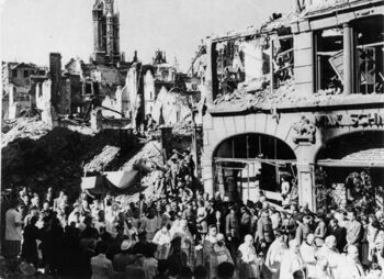 Bei der Fronleichnamsprozession 1945 in München ging der neu ernannte Ministerpräsident Fritz Schäffer gemeinsam mit Oberbürgermeister Scharnagl direkt hinter dem Allerheiligsten. (Foto: Bayerische Staatsbibliothek, Fotoarchiv Hoffmann)