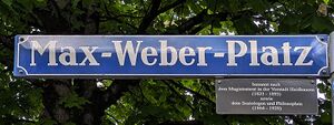 Straßenschild am Münchner Max-Weber-Platz mit Hinweis zur Benennung. (Foto Anja Lochbrunner)