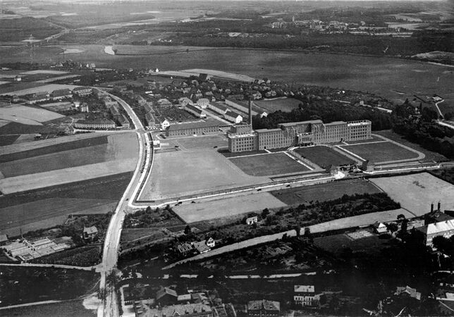 Hermann Herrenberger, Krankenhaus Fürth, Luftaufnahme vom Eröffnungstag, 31.07.1931. (Foto von Kasa Fue, lizenziert durch CC BY-SA 3.0 via Wikimedia Commons)