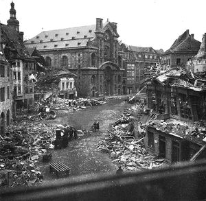 Zerstörungen auf dem Grünen Markt in Bamberg durch den Bombenangriff vom 22. Februar 1945. (Stadtarchiv Bamberg, BS 28762-3 - H011 B002)