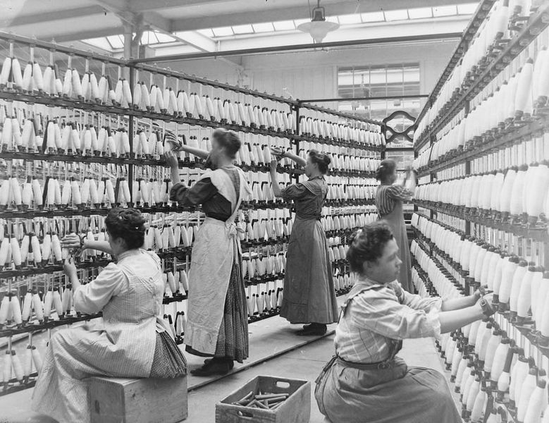 Datei:Arbeiterinnen Zettlerei SWA 1910.jpg