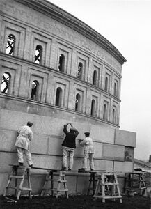 Arbeiter am Fassadenmodell der Kongresshalle. Fotografie von Heinrich Hoffmann, 5. März 1937. (Bayerische Staatsbibliothek, Bildarchiv hoff-15010)