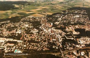 Blick auf Waldkraiburg aus Richtung Süden, 1984. (Stadtarchiv Waldkraiburg)