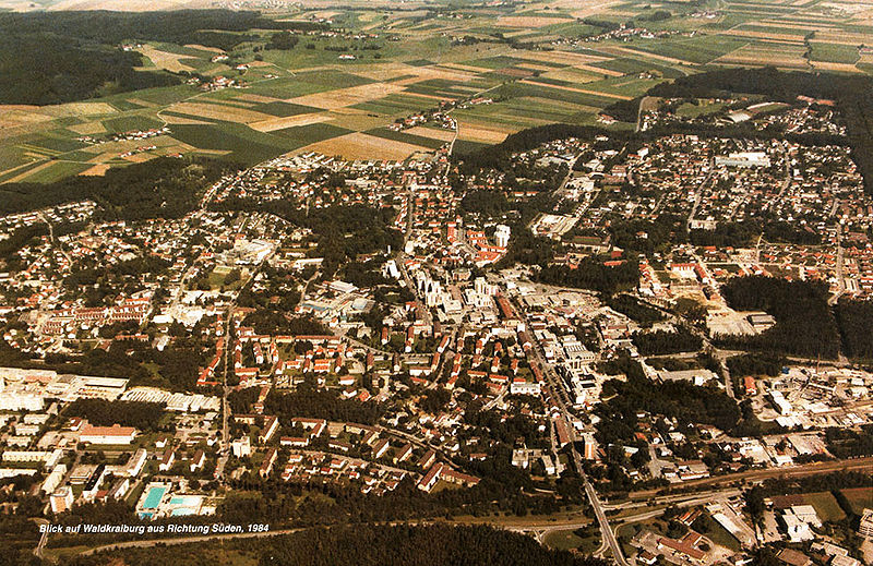 Datei:Waldkraiburg Luftaufnahme aus Richtung Sueden 1984.jpg
