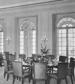 Stuhlmodelle im Speisesaal der Neuen Reichskanzlei in Berlin. Fotografie von Albert Speer, 1938/39. Abb. aus: Lotz, Wilhelm: Die Innenräume der Neuen Reichskanzlei. In: Die Kunst im Deutschen (Dritten) Reich, 1939, Heft 9, B: Baukunst, 424. (Gemeinfrei)