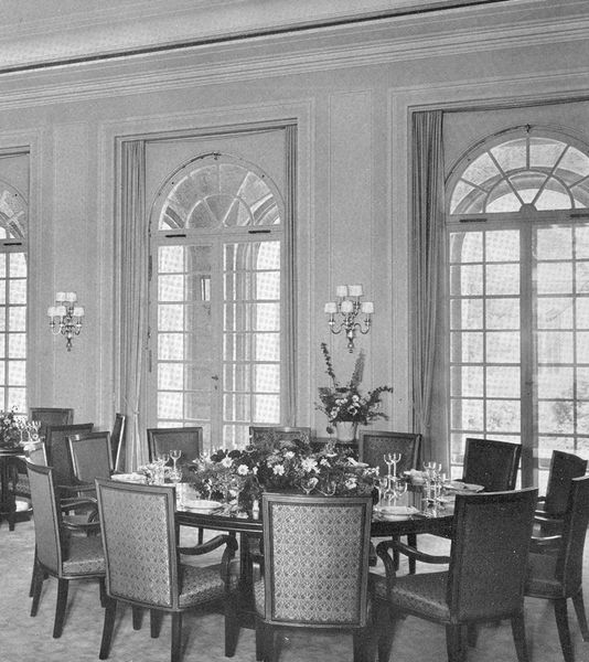 Datei:Stuhlmodelle Speisesaal Neue Reichskanzlei Berlin.jpg