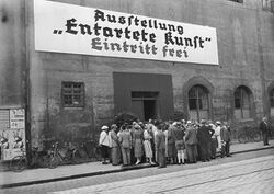 Besucher vor dem Eingang zur Ausstellung "Entartete Kunst" in der Galeriestraße in München, Juli 1937. Foto: Kurt Huhle. (Stadtarchiv München, DE-1992-FS-NS-00047)