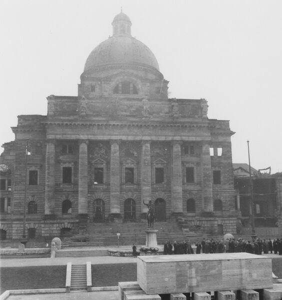 Datei:Kranzniederlegung Kriegerdenkmal bayerisches Armeemuseum.jpg