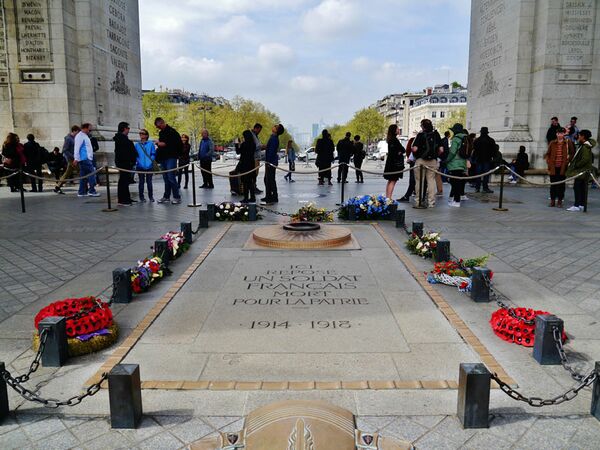 Das Grabmal des unbekannten Soldaten in Paris befindet sich unter dem Arc de Triomphe. Es wurde am 11. November 1920 eingeweiht. (Foto von Zairon, lizenziert durch CC BY-SA 4.0 via Wikimedia Commons)