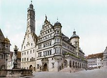 Der Renaissancetrakt des Rathauses wurde 1572 an das mittelalterliche Gebäude angebaut. Coloriertes Foto, um 1890 (Gemeinfrei via Wikimedia Commons)