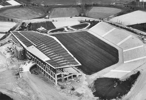 Reitstadion in München-Riem. Foto von Karsten de Riese (geb. 1942). (Bayerische Staatsbibliothek, Bildarchiv rie-000096)