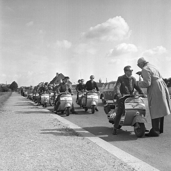 Datei:Ausflug Muenchner Vespa-Club Schliersee 1956.jpg