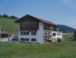 Alpengasthof und Skischule Winklmoos-Alm (Reit im Winkl, Lkr. Traunstein). Foto von Joachim Kankel (1921-1984), um 1970/80. (Bayerische Staatsbibliothek, Bildarchiv kank-001158)