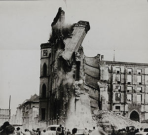 Im Zweiten Weltkrieg wurde das Gebäude zum Teil stark zerstört. Seine Ruine blieb bis zu ihrer Sprengung 1964 allerdings erhalten. Foto von der Sprengung 1964. (Bayerisches Landesamt für Denkmalpflege)