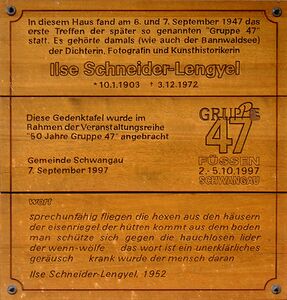 Im Rahmen der Veranstaltungsreihe "50 Jahre Gruppe 47" wurde diese Gedenktafel am Haus von Ilse Schneyder-Lengyel angebracht. (lizensiert durch CC BY-SA 3.0 via Wikimedia Commons)