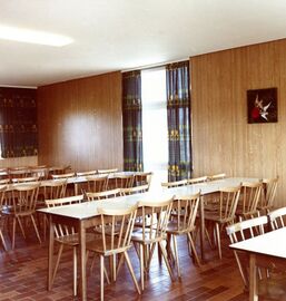 Speisesaal der Jugendherberge Mühldorf im Jahr der Einweihung 1964. (StadtAMü BS 1783)
