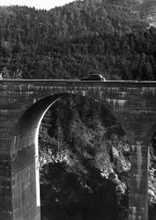PKW auf der Höllenbachbrücke bei Mauthäusl (Lkr. Berchtesgadener Land). Foto von Heinrich Hoffmann, 1936. (Bayerische Staatsbibliothek, Bildarchiv hoff-12165)