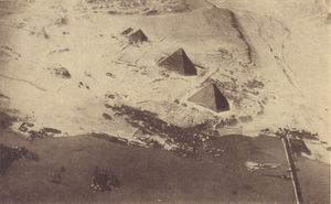 Luftaufnahme der Pyramiden von Gizeh (Ägypten). (Abb. aus: Zeidelhack, Bayerische Flieger, 69)