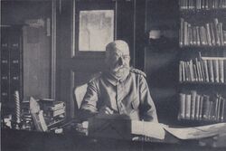 Generalmajor Karl Staudinger (1848-1925), der Vorstand des Kriegsarchivs, in seinem Arbeitszimmer im Gebäude des Armeemuseums. Abb. aus: Das Bayerland, Jahrgang 29 vom Oktober 1917, 21. (Bayerische Staatsbibliothek, 4 Z 40.173-29)
