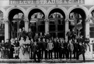 Mitarbeiter des 1853 von Levi Strauss und seinem Bruder Louis in San Francisco gegründeten Geschäfts für Stoffe und Kurzwaren. Seit 1866 befand sich das Geschäft in der Battery Street 14-16. Foto um 1880. (Levi Strauss & Co.)