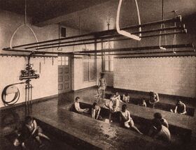 Das Brausebad in der Volksschule an der Alfonsstraße in München (aus: Bayerischer Architekten- und Ingenieurverein [Hg.], München und seine Bauten, München 1912, 629)