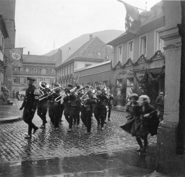 Datei:Maifeier 1938 Druckerei Neustadt.jpg