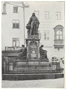 Das 1890 enthüllte Denkmal für Martin Behaim in Nürnberg. (aus: Julie Groß, Nürnberg in Wort und Bild, Nürnberg 1906, ohne Seite)