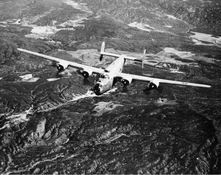 Datei:Luftkrieg B-24 Liberator Bomber.jpg
