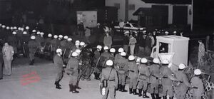 Ermershausen: Am 19. Mai 1978 riegelte die Polizei den Rathausplatz ab. (Gemeindearchiv Ermershausen)