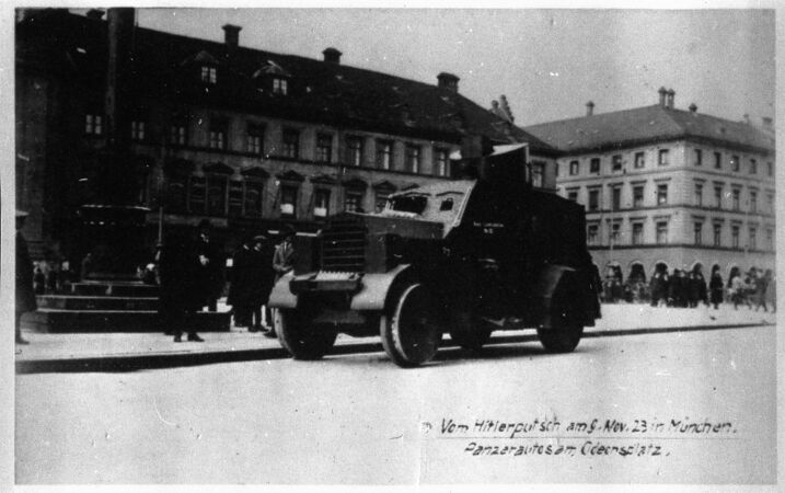 Panzerwagen der Bayerischen Landespolizei auf dem Münchener Odeonsplatz beim Hitlerputsch am 9. November 1923. (Bayerische Staatsbibliothek, Fotoarchiv Hoffmann)