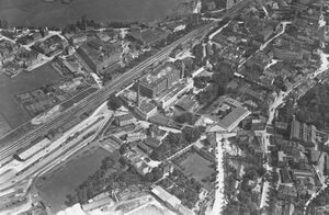 Luftbild von 1921. Die Darstellung zeigt, wie sich im Laufe der Zeit die Industrieanlagen um den ehemals frei stehenden Bahnhof Kulmbach gebildet haben. (Bayerisches Hauptstaatsarchiv, BS AS II 5, 1504 –r)